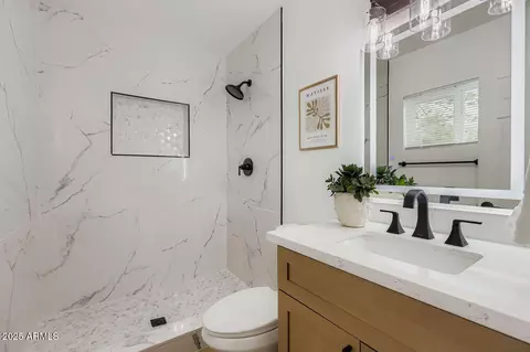 Bath - 6718 N 30th Ave, Phoenix, AZ 85017 photo 1 of 3