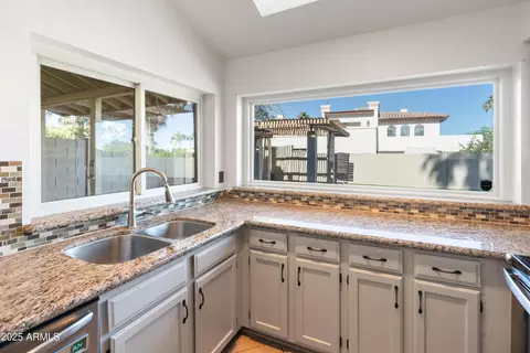 Kitchen - 4652 E Piedmont Rd, Phoenix, AZ 85044 photo 5 of 6