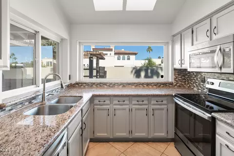 Kitchen - 4652 E Piedmont Rd, Phoenix, AZ 85044 photo 4 of 6