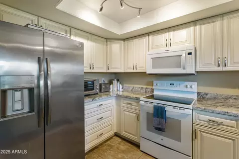 Kitchen - 633 S 77th St, Mesa, AZ 85208 photo 2 of 3