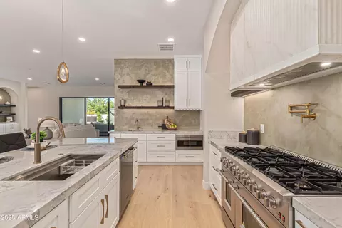 Kitchen - 5420 E Verde Ln, Phoenix, AZ 85018 photo 2 of 4
