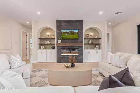 Living - 5420 E Verde Ln, Phoenix, AZ 85018 photo 3 of 3