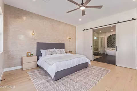 Bedroom - 5420 E Verde Ln, Phoenix, AZ 85018 photo 3 of 8
