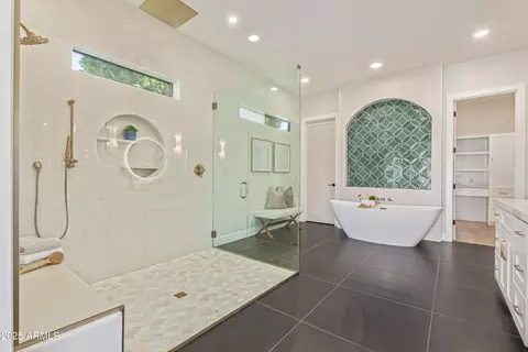 Bath - 5420 E Verde Ln, Phoenix, AZ 85018 photo 1 of 9