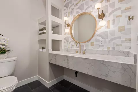 Bath - 5420 E Verde Ln, Phoenix, AZ 85018 photo 5 of 9