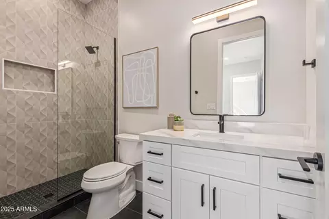 Bath - 5420 E Verde Ln, Phoenix, AZ 85018 photo 8 of 9