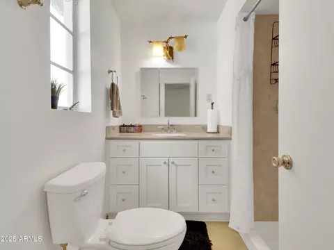 Bath - 1022 E Keim Dr, Phoenix, AZ 85014 photo 1 of 2