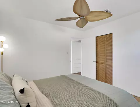 Bedroom - 1022 E Keim Dr, Phoenix, AZ 85014 photo 4 of 4