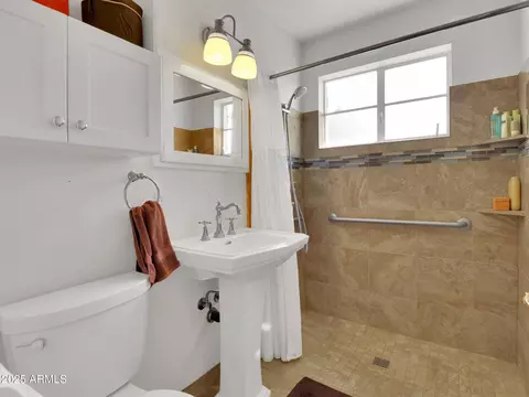 Bath - 1022 E Keim Dr, Phoenix, AZ 85014 photo 2 of 2