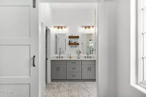 Bath - 4526 E Heatherbrae Dr, Phoenix, AZ 85018 photo 1 of 4