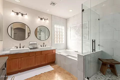 Bath - 3981 E Navigator Ln, Phoenix, AZ 85050 photo 2 of 4