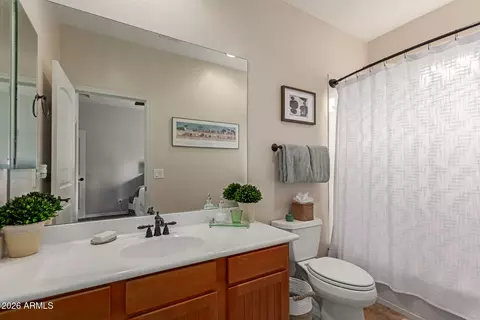 Bath - 3981 E Navigator Ln, Phoenix, AZ 85050 photo 3 of 4