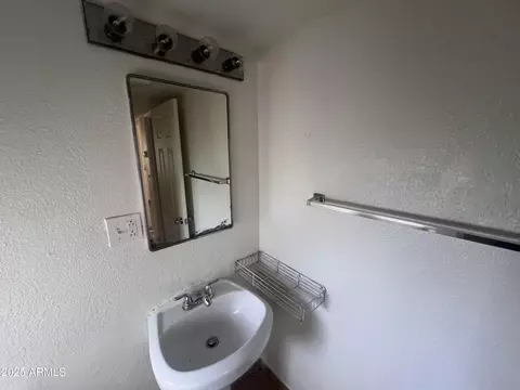 Bath - 526 S Mesa Dr, Mesa, AZ 85210 photo 3 of 4