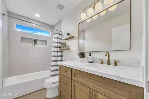 Bath - 2704 E Anderson Dr, Phoenix, AZ 85032 photo 2 of 2