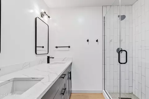 Bath - 4034 E Moreland St, Phoenix, AZ 85008 photo 1 of 2