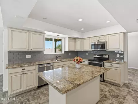 3932 E Shaw Butte Dr, Phoenix, AZ 85028 photo 2