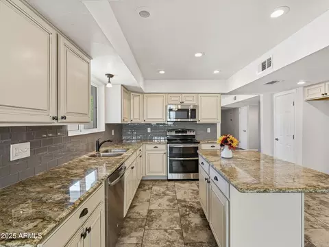 3932 E Shaw Butte Dr, Phoenix, AZ 85028 photo 3
