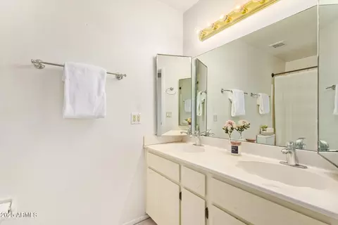 Bath - 1233 E Watson Dr, Tempe, AZ 85283 photo 2 of 5