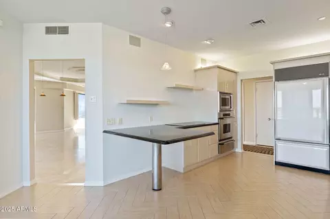 Kitchen - 1040 E Osborn Rd #1602, Phoenix, AZ 85014 photo 3 of 5