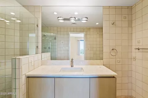 Bath - 1040 E Osborn Rd #1602, Phoenix, AZ 85014 photo 7 of 8