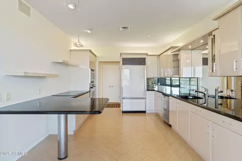 Kitchen - 1040 E Osborn Rd #1602, Phoenix, AZ 85014 photo 4 of 5