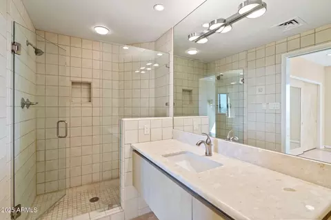 Bath - 1040 E Osborn Rd #1602, Phoenix, AZ 85014 photo 6 of 8
