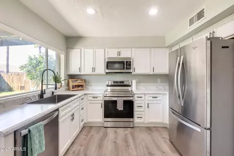 Kitchen - 4117 W Windrose Dr, Phoenix, AZ 85029 photo 2 of 4