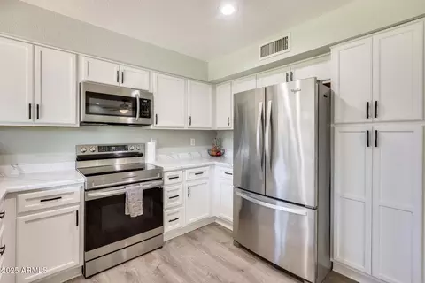 Kitchen - 4117 W Windrose Dr, Phoenix, AZ 85029 photo 3 of 4
