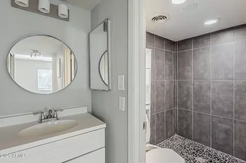 Bath - 531 E Roanoke Ave #D, Phoenix, AZ 85004 photo 2 of 3