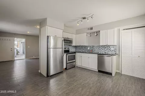 Kitchen - 531 E Roanoke Ave #D, Phoenix, AZ 85004 photo 1 of 3