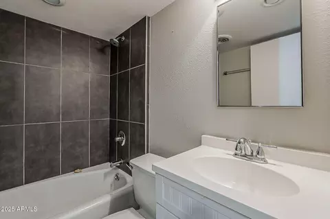 Bath - 531 E Roanoke Ave #D, Phoenix, AZ 85004 photo 1 of 3