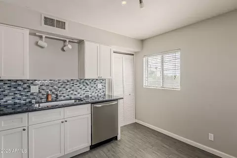 Kitchen - 531 E Roanoke Ave #D, Phoenix, AZ 85004 photo 3 of 3