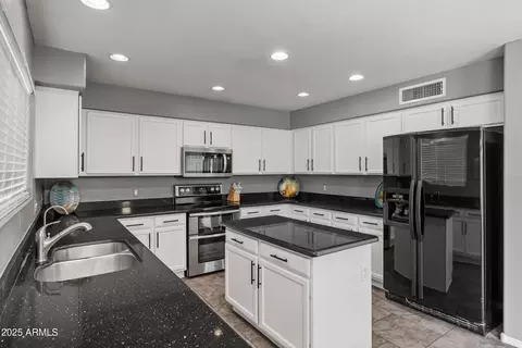 Kitchen - 2027 E Parkside Ln, Phoenix, AZ 85024 photo 3 of 6