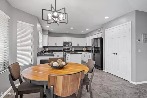Dining - 2027 E Parkside Ln, Phoenix, AZ 85024 photo 2 of 4