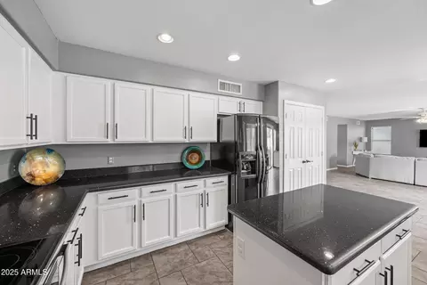 Kitchen - 2027 E Parkside Ln, Phoenix, AZ 85024 photo 5 of 6