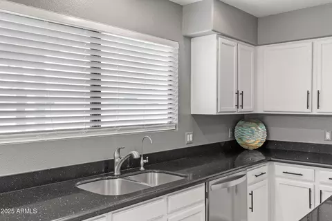 Kitchen - 2027 E Parkside Ln, Phoenix, AZ 85024 photo 4 of 6