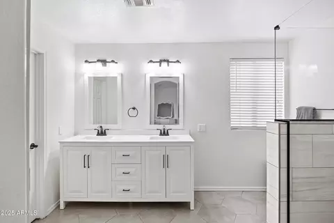 Bath - 2027 E Parkside Ln, Phoenix, AZ 85024 photo 2 of 4