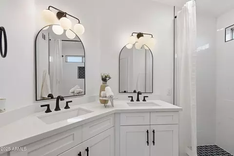 Bath - 1203 E Muriel Dr, Phoenix, AZ 85022 photo 3 of 4