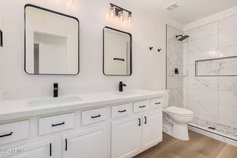 Bath - 1521 E Chambers St, Phoenix, AZ 85040 photo 2 of 3