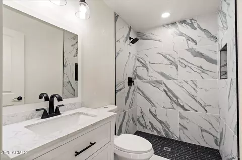 Bath - 4307 N 15th Dr, Phoenix, AZ 85015 photo 1 of 2