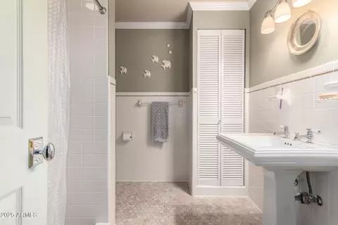 Bath - 3123 E Charleston Ave, Phoenix, AZ 85032 photo 1 of 2