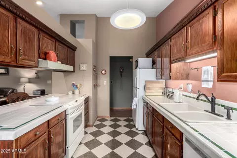 Kitchen - 3123 E Charleston Ave, Phoenix, AZ 85032 photo 2 of 4