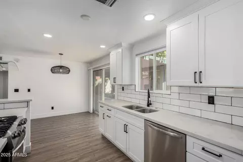 Kitchen - 5325 N 19th Dr, Phoenix, AZ 85015 photo 3 of 4