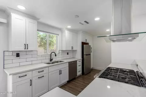 Kitchen - 5325 N 19th Dr, Phoenix, AZ 85015 photo 4 of 4