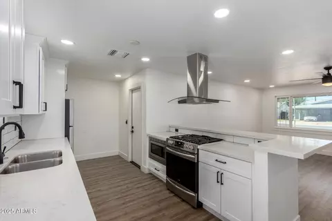 Kitchen - 5325 N 19th Dr, Phoenix, AZ 85015 photo 2 of 4