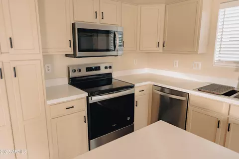 Kitchen - 4705 E Jaeger Rd, Phoenix, AZ 85050 photo 2 of 4