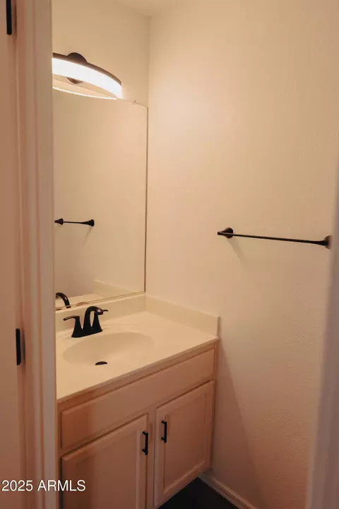 Bath - 4705 E Jaeger Rd, Phoenix, AZ 85050 photo 1 of 5