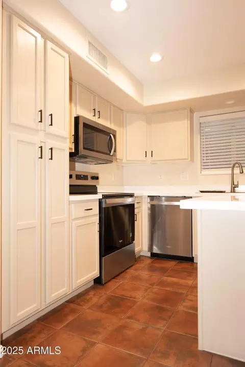 Kitchen - 4705 E Jaeger Rd, Phoenix, AZ 85050 photo 3 of 4
