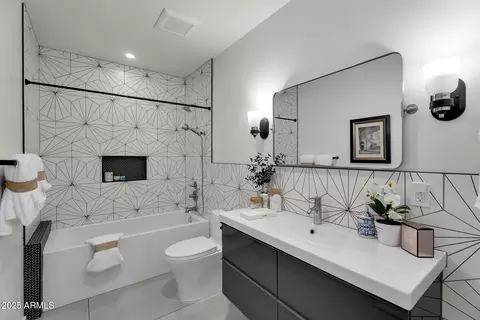 Bath - 4727 E Montecito Ave, Phoenix, AZ 85018 photo 2 of 8