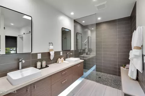 Bath - 4727 E Montecito Ave, Phoenix, AZ 85018 photo 1 of 8